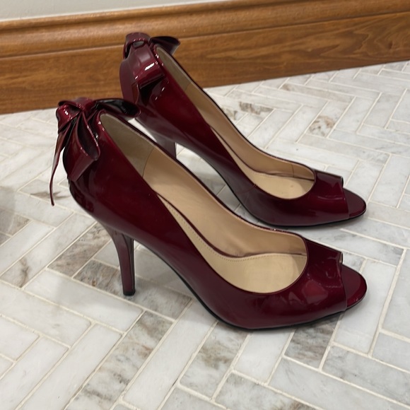 Enzo Angiolini Red Patent Peep Toe Bow Back Heels - Picture 2 of 4